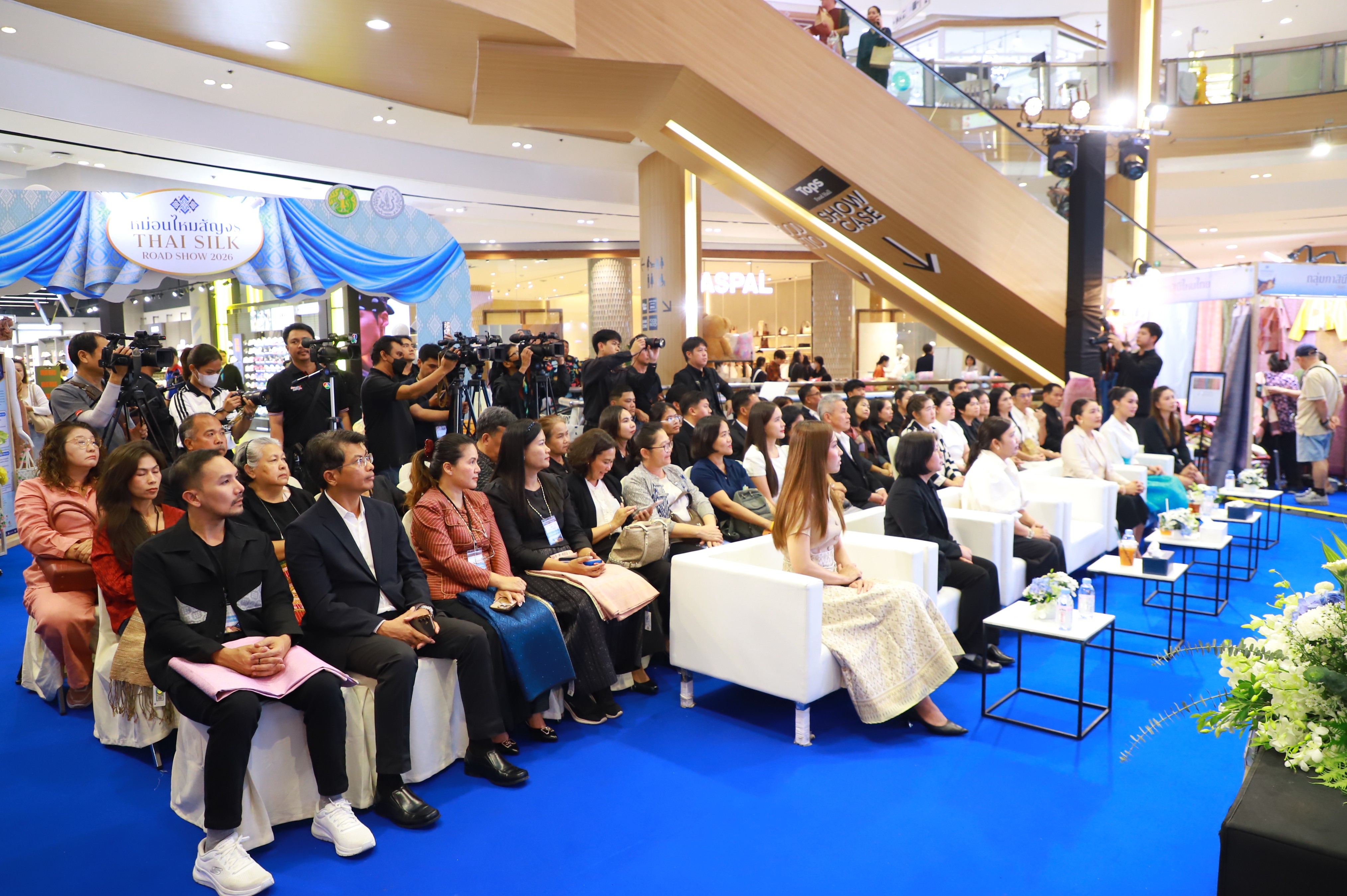 title - ส.ป.ก. ร่วมพิธีเปิดงานหม่อนไหมสัญจร ณ กรุงเทพมหานครและจังหวัดนนทบุรี ครั้งที่ 1 ชูนโยบาย ตลาดนำการผลิต เพิ่มช่องทางจำหน่าย สร้างรายได้เกษตรกร